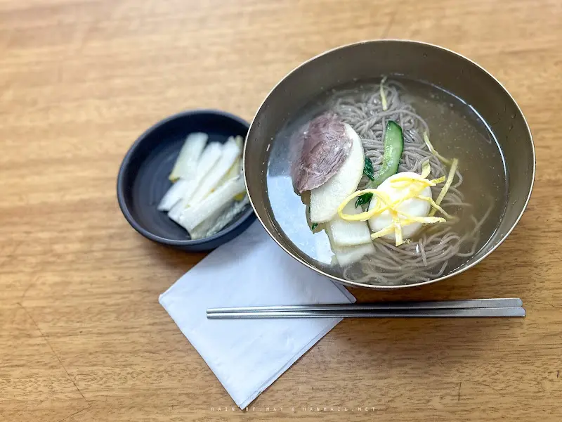 젓가락과 함께 찍은 냉면 사진