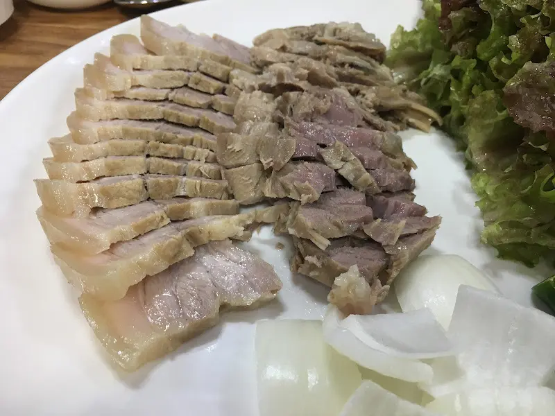 윤기가 자르르 흐르는 수육