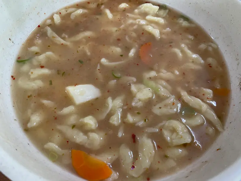 다진 양념을 푼 수제비