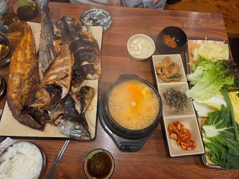 한 상 가득 차려진 메뉴들