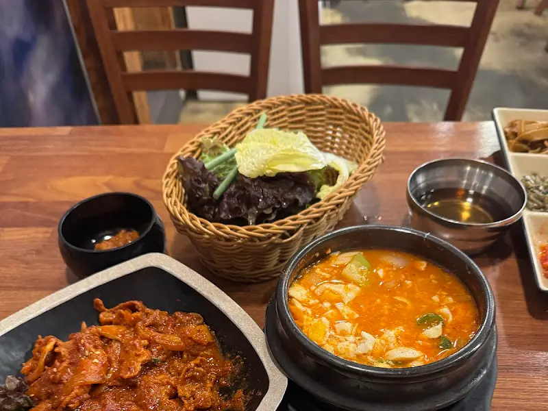 순두부 찌개와 제육볶음