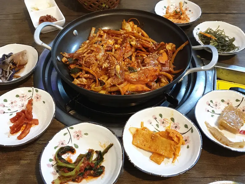 골뱅이 소면과 다양한 반찬