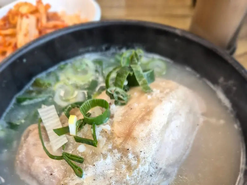 뽀얀 국물과 부드러운 닭고기가 조화로운 삼계탕