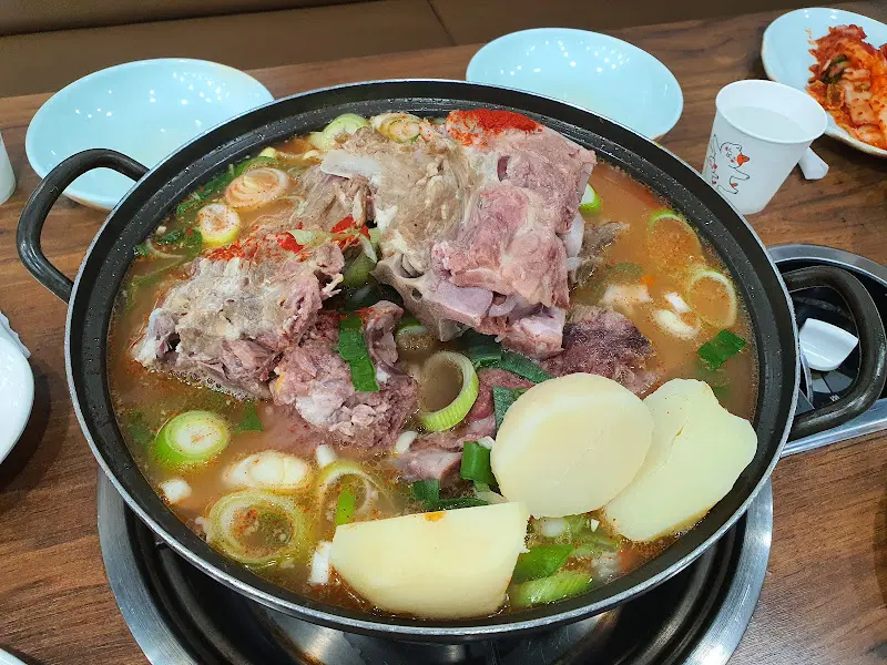 푸짐한 양의 감자국