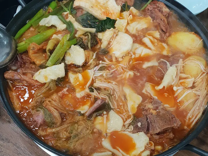 한상 가득 차려진 감자국