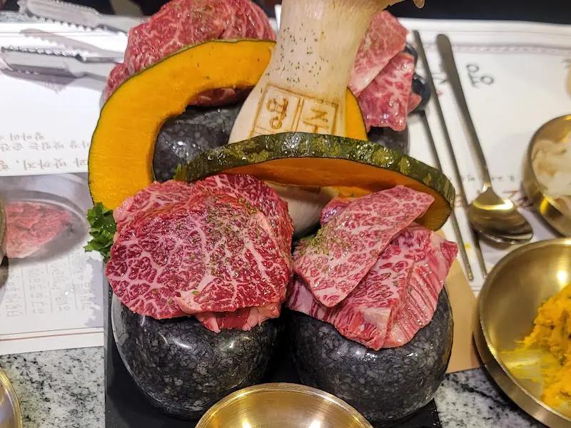 돌 위에 올려진 한우