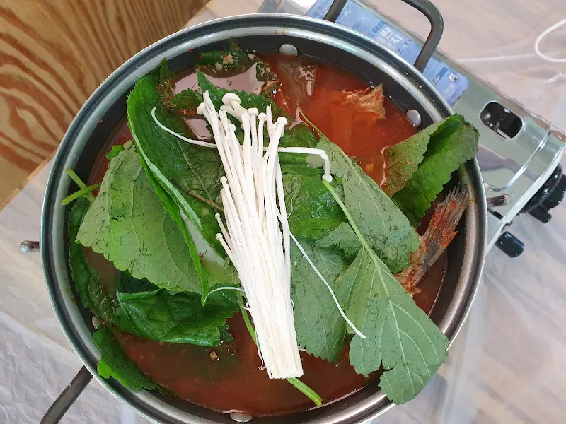 향긋한 깻잎이 듬뿍 들어간 매운탕