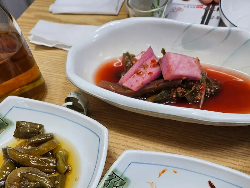 정갈하게 담긴 반찬들