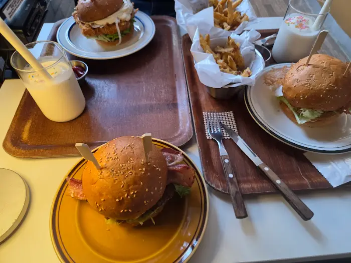 다양한 버거와 감자튀김, 음료가 담긴 테이블