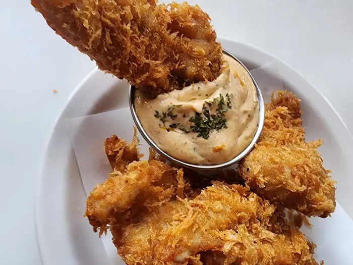 바삭하게 튀겨진 치킨 텐더와 소스