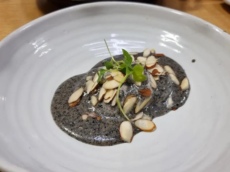 흑임자 소스가 뿌려진 음식