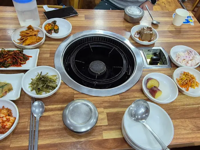 식탁 위 차려진 밑반찬들