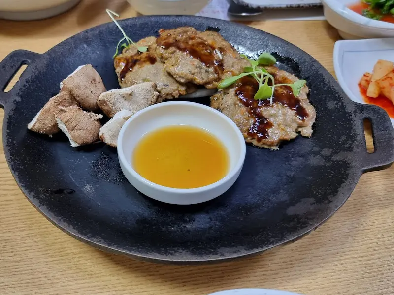 따뜻한 떡갈비와 버섯