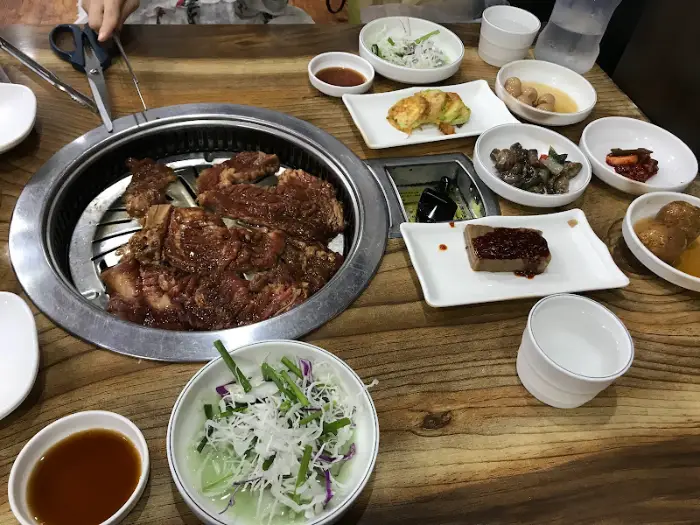 숯불갈비 굽는 모습