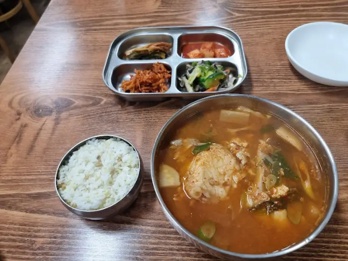 곰치국, 밥, 그리고 반찬이 정갈하게 차려진 모습