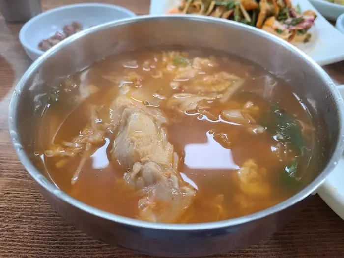 푸짐하게 담긴 곰치국의 모습