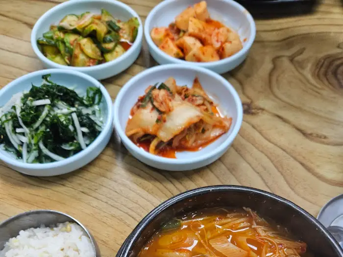 다양한 밑반찬이 담긴 그릇들