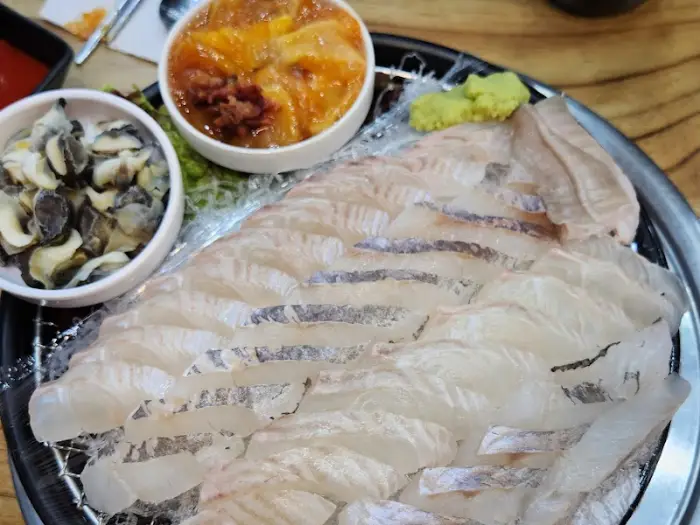 회와 곁들임 음식