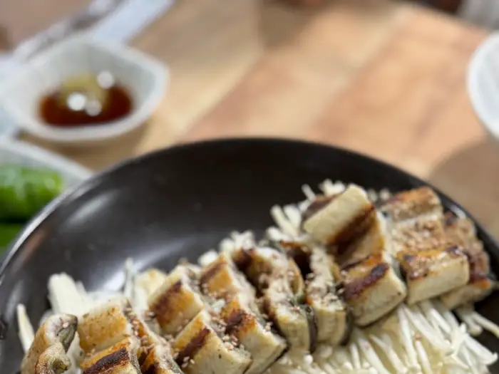 장어구이와 곁들임 찬