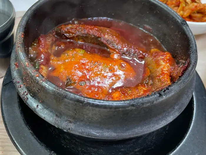 따뜻한 뚝배기에 담긴 갈치조림