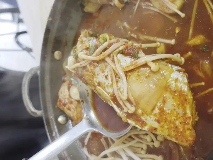 갈치조림 속 갈치와 버섯