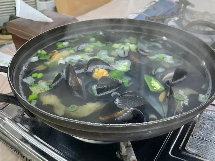따뜻하게 끓고 있는 홍합탕