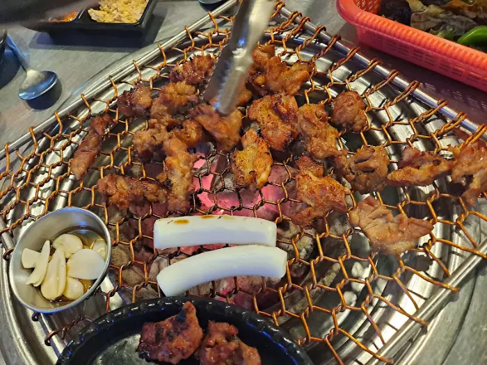 화로에 올려 구워지는 고기 조각들