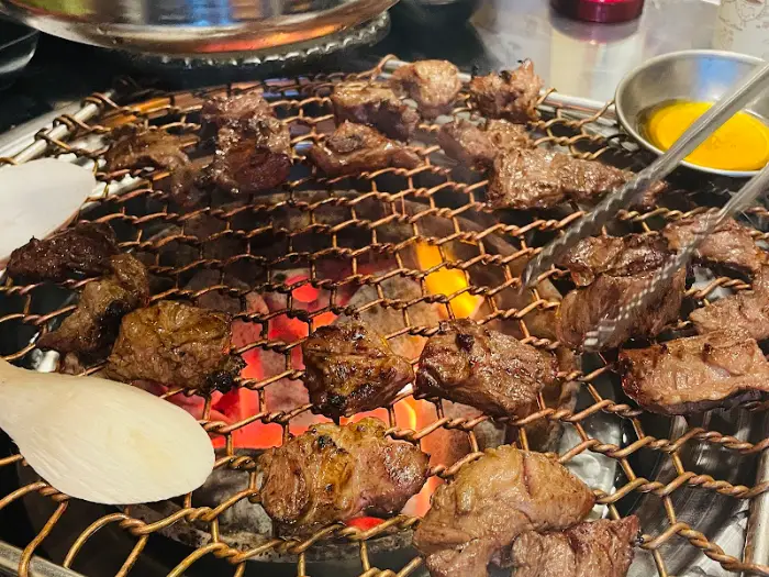 집게로 고기를 뒤집는 모습