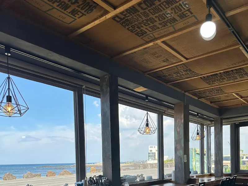 식당 내부에서 바라본 바다 풍경