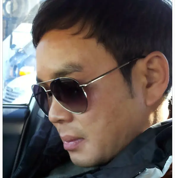 매운탕 속 부드러운 우럭 살 발라내는 모습