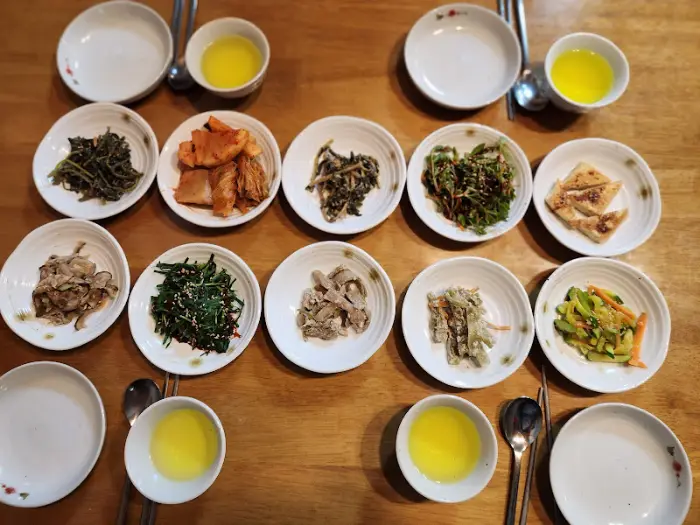 다양한 반찬들이 놓인 전체 상차림