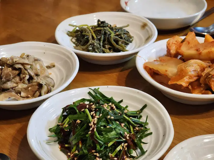 식욕을 돋우는 여러 가지 반찬들