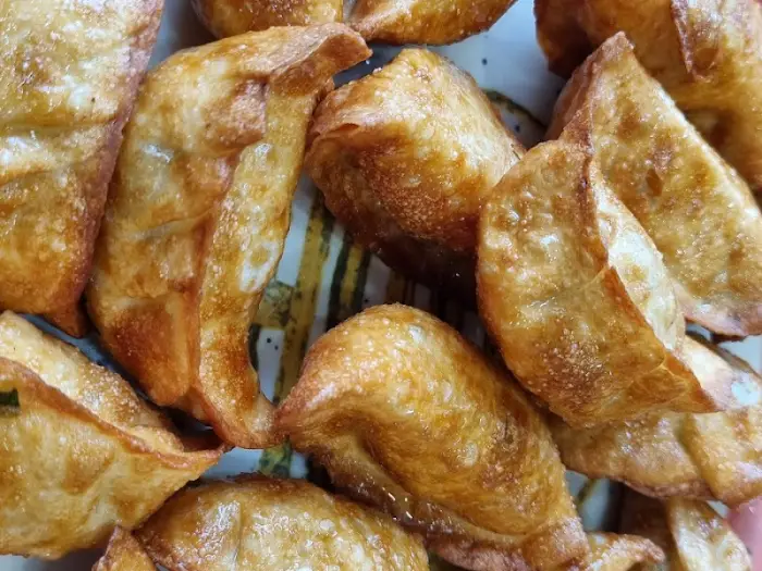 바삭하게 튀겨진 만두의 단면