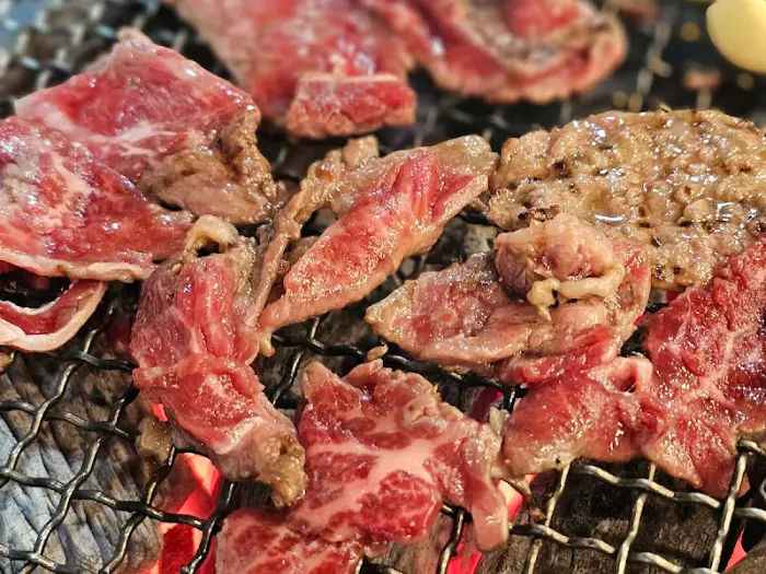 숯불 위에서 익어가는 남선옥 불고기