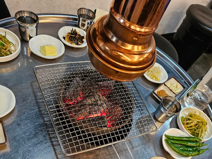 숯불 위 석쇠와 함께 놓인 남선옥 불고기