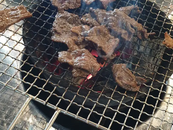 숯불 위에서 익어가는 남선옥 불고기