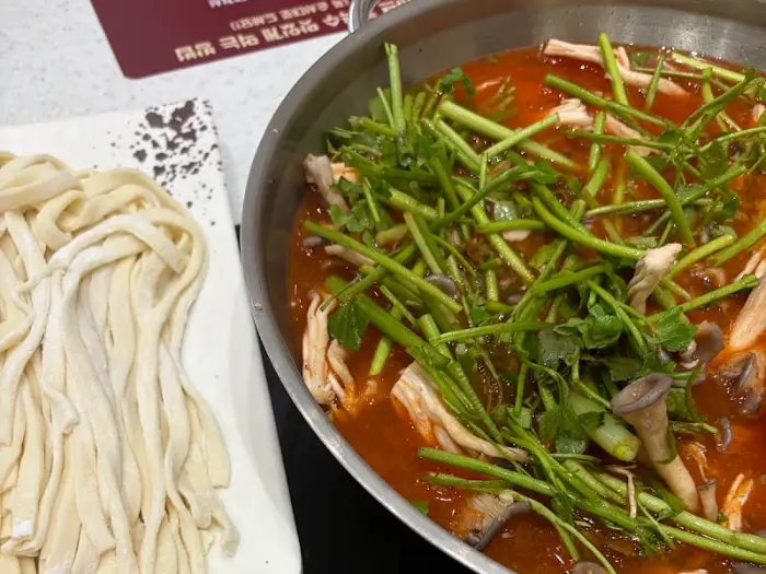 신선한 미나리가 가득한 칼국수 육수