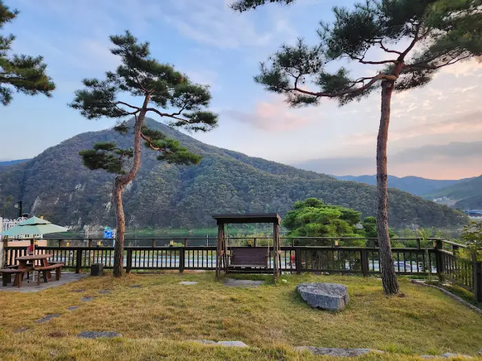 야외 좌석과 그네