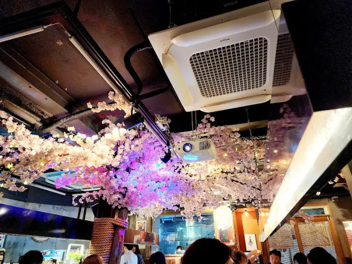 이자카야 내부 벚꽃 장식