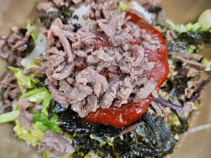 비빔밥 속 육회와 나물