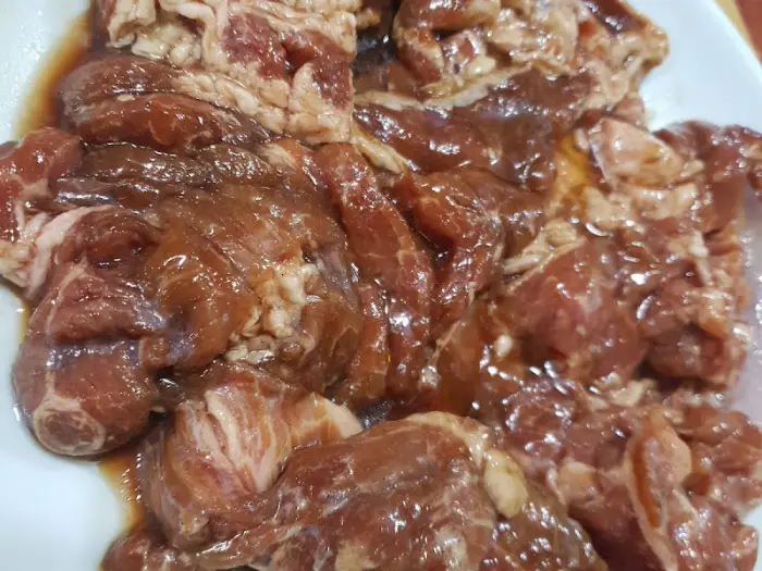 직접 만든 양념에 재워진 신선한 돼지갈비 모습