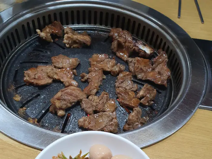 숯불 위에서 맛있게 익어가고 있는 돼지갈비