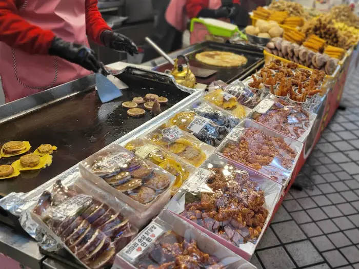 다양한 튀김과 전이 진열된 모습