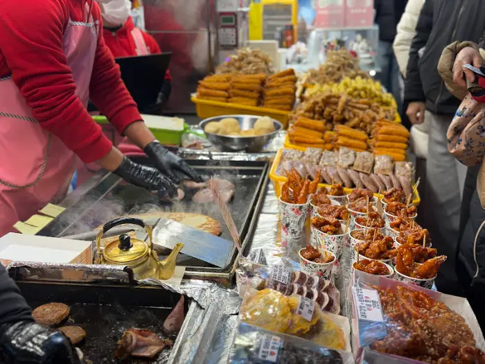 닭강정과 튀김이 쌓여 있는 모습