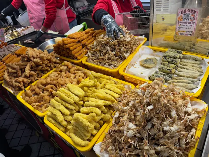 다양한 튀김류가 담긴 통