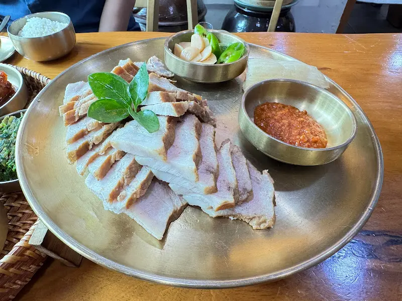 윤기가 흐르는 한방수육