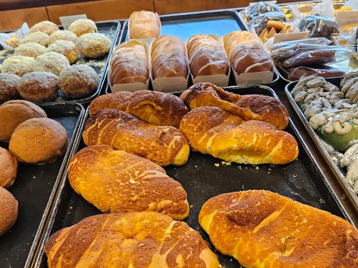 다양한 빵들이 놓인 쟁반