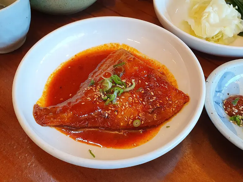 노릇노릇하게 구워진 고등어구이