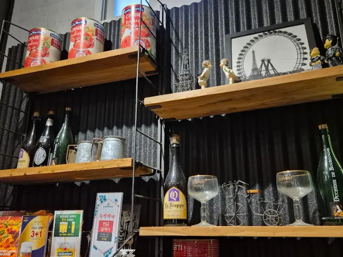 선반 위 소품들