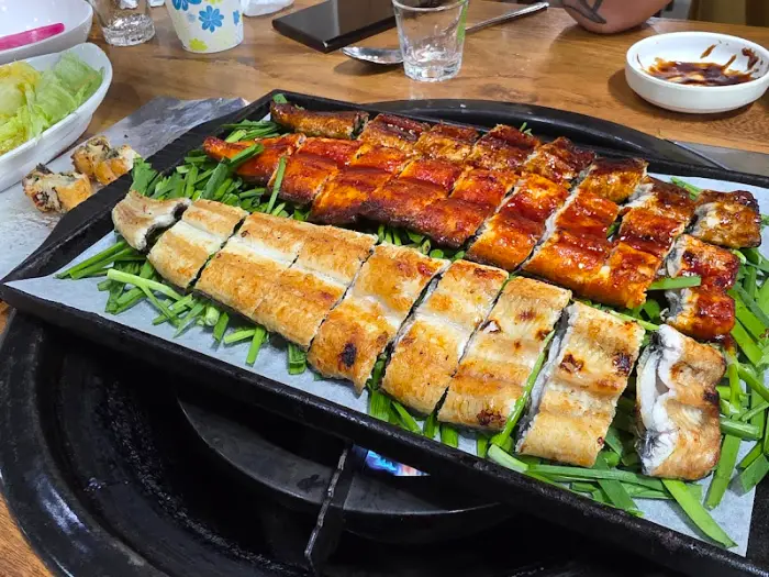 먹기 좋게 잘라져 나온 양념 민물장어와 소금구이 민물장어